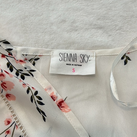 Super cute spring or summer long sleeve - Picture 3 of 3